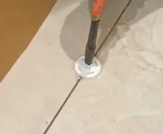 新田瓷砖空鼓维修公司专业解答瓷砖在铺贴过程中，如果没有涂抹均匀到位的粘结材料（如水泥砂浆或瓷砖胶），可能会导致以下问题
